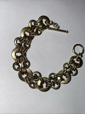 Gold tone chain link bracelet 7 1/2”